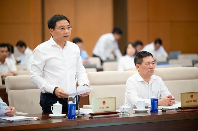 Bộ trưởng Bộ Tài chính Nguyễn Văn Thắng báo cáo tại phiên họp. 