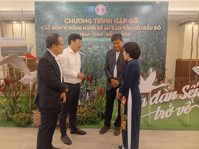 Bí thư Tỉnh ủy Đồng Tháp Lê Quốc Phong (áo trắng) gặp gỡ trao đổi các doanh nghiệp. nhà tài trợ Đề án Bảo tồn Sếu đầu đỏ Tam Nông- Đồng Tháp