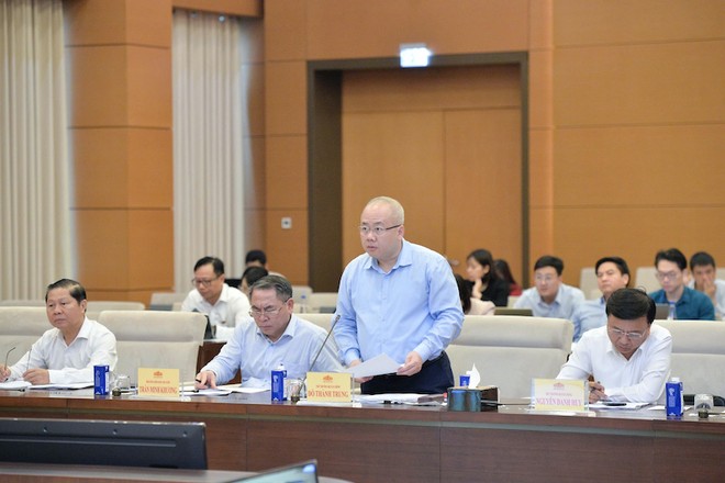 Thứ trưởng Bộ Tài chính Đỗ Thành Trung báo cáo tại phiên họp. Ảnh: HL 