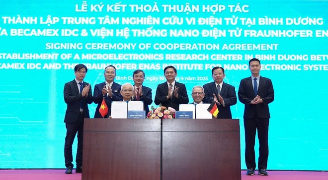 Đại diện của Becamex IDC và Viện Hệ thống Nano Điện tử Fraunhofer ENAS ký kết thỏa thuận thành lập Trung tâm Nghiên cứu vi điện tử 