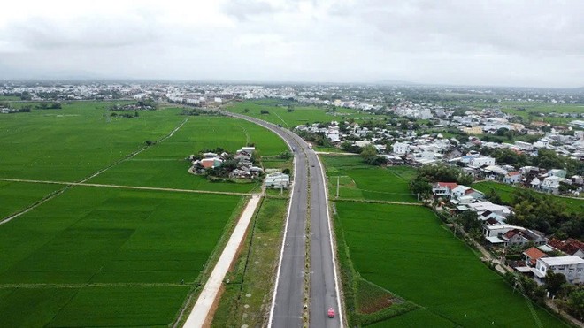 Dự án Tuyến đường kết nối từ trung tâm thị xã An Nhơn đến đường ven biển phía Tây đầm Thị Nại vừa được khánh thành. Ảnh: D.C. 