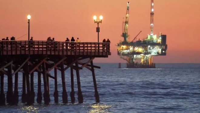 Giàn khoan dầu khí ngoài khơi Esther, cách bờ biển Seal Beach của bang California (Mỹ) khoảng 1,5 dặm. Ảnh: AFP 