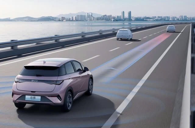 Trung Quốc vừa thắt chặt các quy định liên quan đến công nghệ lái xe tự động cũng như một số tính năng hỗ trợ lái trên ô tô. Ảnh minh hoạ: BYD 