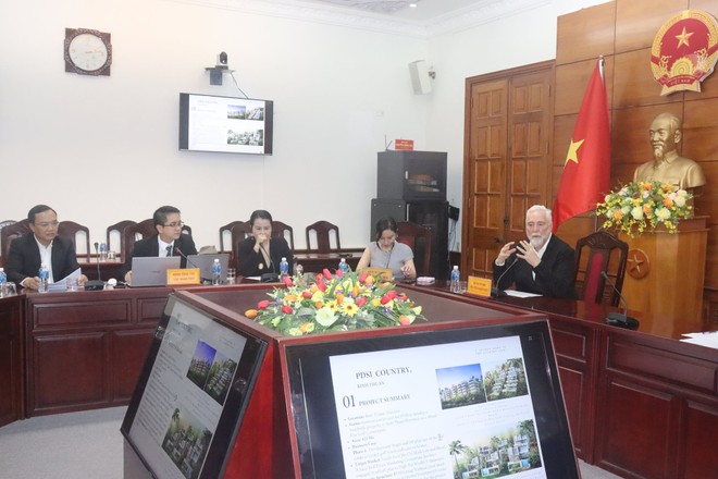 Đại diện Tập đoàn PDSI trình bày ý tưởng thực hiện dự án Khu tổ hợp dịch vụ kết hợp sân golf tại Bình Thuận. Ảnh: Báo Bình Thuận