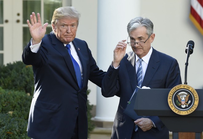 Tổng thống Mỹ Donald Trump (trái) đề cử ông Jerome Powell (phải) giữ chức Chủ tịch Fed trong cuộc họp báo tại Washington, D.C, ngày 2/11/2017. Ảnh: AFP/ TTXVN