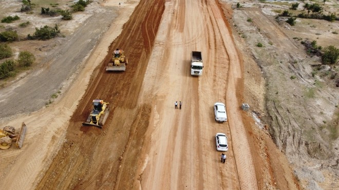 Thủ tướng yêu cầu đẩy nhanh tiến độ công tác giải phóng mặt bằng, khai thác vật liệu xây dựng cho các dự án để hoàn thành 3.000 km đường bộ cao tốc trong năm 2025. 