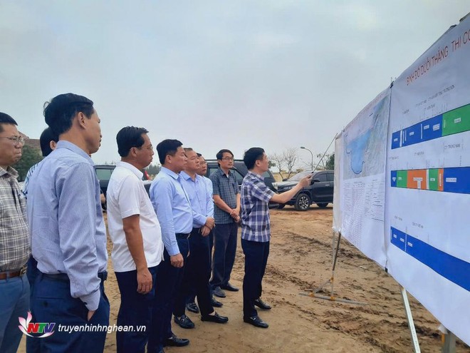 Phó chủ tịch UBND tỉnh Hoàng Phú Hiền kiểm tra tiến độ dự án đường giao thông ven biển ngày 9/4 (Ảnh: truyền hình Nghệ An)