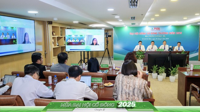 Ban Chủ tọa giải đáp các câu hỏi của cổ đông qua hình thức trực tuyến. 