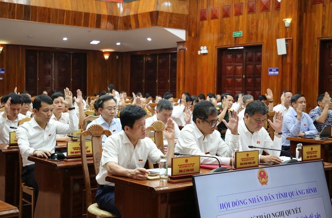 Các đại biểu biểu quyết thông qua Nghị quyết sắp xếp đơn vị hành chính cấp xã, cấp tỉnh Quảng Bình