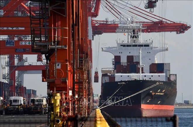 Xếp dỡ hàng hóa tại cảng ở Tokyo, Nhật Bản. (Ảnh: AFP/ TTXVN) 