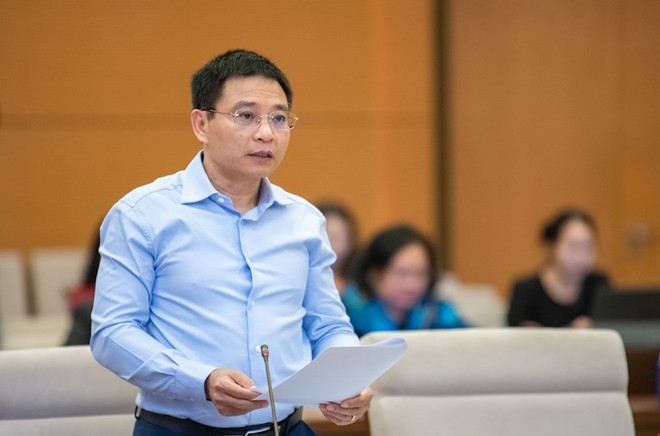 Bộ trưởng Bộ Tài chính Nguyễn Văn Thắng trình bày tờ trình. 