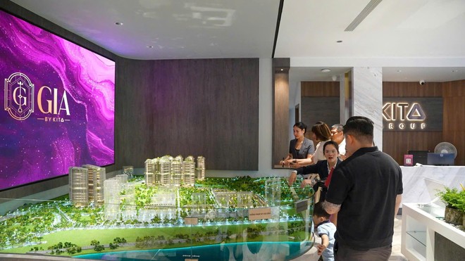 Khách hàng tìm hiểu tổng quan GIA by KITA qua sa bàn mô phỏng tại phòng bán hàng dự án