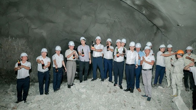 Lãnh đạo Tập đoàn Đèo Cả và Ban quản lý dự án 2 (Bộ Xây dựng) - chủ đầu tư Dự án thành phần Quảng Ngãi - Hoài Nhơn chúc mừng nhánh phải hầm 3 được đào thông. 