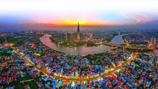 Khu đô thị Vinhomes (quận Bình Thạnh) soi bóng bên dòng sông Sài Gòn (Ảnh: Lê Toàn) 