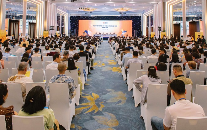 Đông đảo cổ đông tham dự đại hội cổ đông của SHB để tiếp cận thông tin từ lãnh đạo Ngân hàng