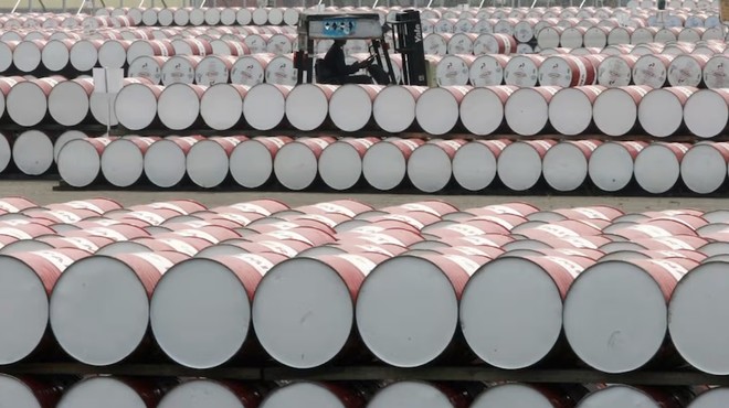  Giá dầu thô thế giới đã giảm mạnh kể từ đầu năm đến nay và trong tháng 4 đã xuống mức thấp nhất gần 4 năm qua. Ảnh: AFP 