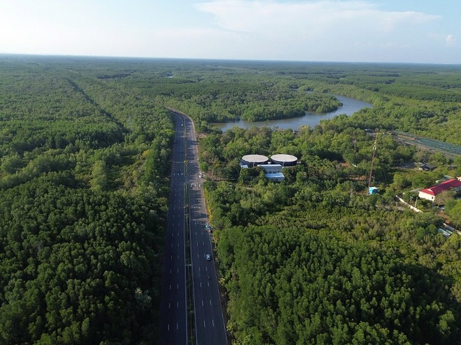 Dự kiến tuyến metro đến Cần Giờ sẽ đi dọc tuyến đường Rừng Sác hiện nay- Ảnh: Việt Dũng