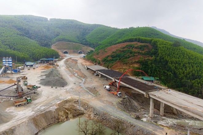 Thi công Dự án cao tốc Bắc - Nam, đoạn Quảng Ngãi - Hoài Nhơn. 