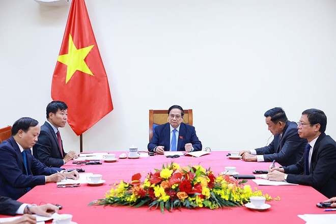 Thủ tướng Phạm Minh Chính điện đàm với Thủ tướng Singapore Lawrence Wong. Ảnh: Nhật Bắc 