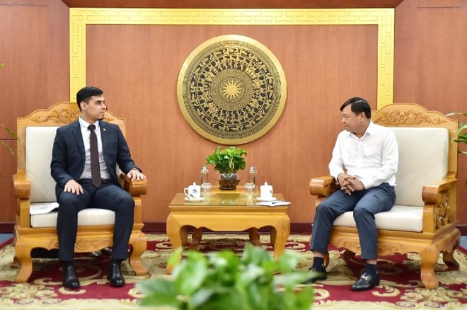 Buổi làm việc giữa Thứ trưởng Bộ Nông nghiệp và Môi trường Nguyễn Hoàng Hiệp và Đại sứ Venezuela tại Việt Nam Juan Carlos Fernandes Juáre. Ảnh: Kiều Chi