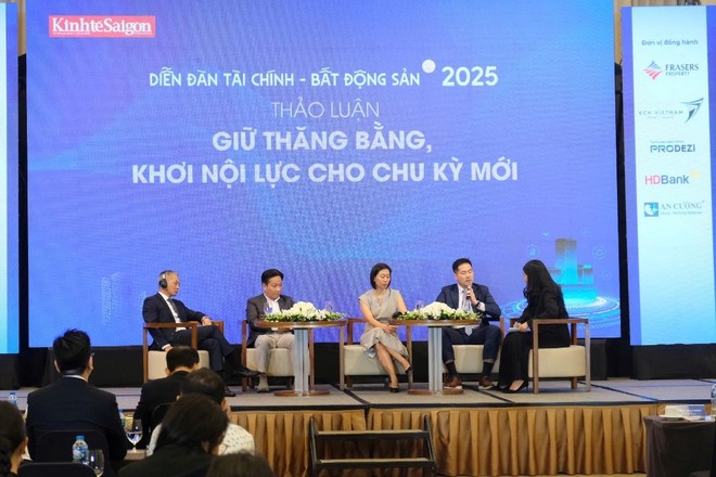 Các chuyên gia và đại diện KCN thảo luận tại Diễn đàn Tài chính – Bất động sản 2025.