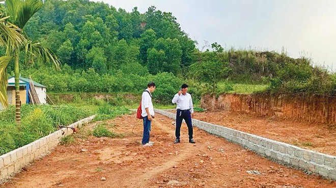 Một nhà đầu tư đi “săn” đất tại vùng ven Hà Nội. Ảnh: Trương Thanh 