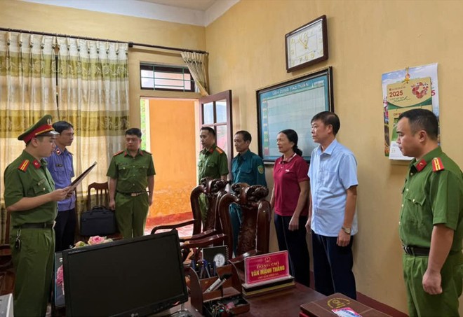 Cơ quan tố tụng tống đạt các quyết định, lệnh tố tụng đối với bị can Văn Mạnh Thắng, Chủ tịch UBND xã Thạch Khoán.