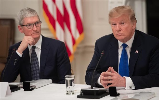 Tổng thống Mỹ Donald Trump (phải) trong cuộc gặp Giám đốc điều hành Apple Tim Cook (trái) tại Washington, DC. Ảnh: AFP/TTXVN