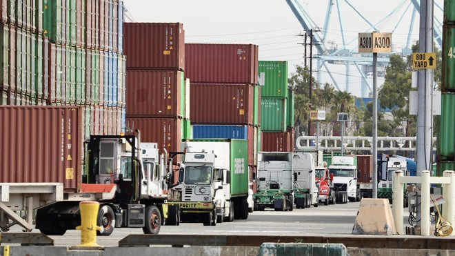 Cảng hàng hóa Los Angeles ở bang California, Mỹ. Ảnh: THX/TTXVN