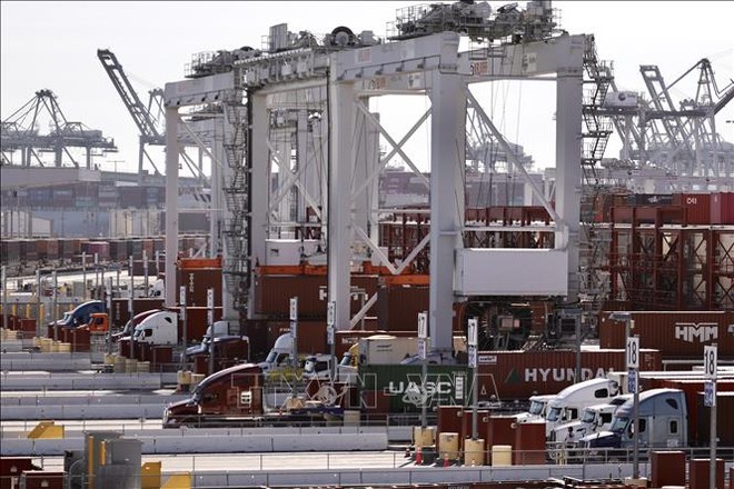 Quang cảnh cảng hàng hóa tại Los Angeles, California, Mỹ. Ảnh: THX/TTXVN