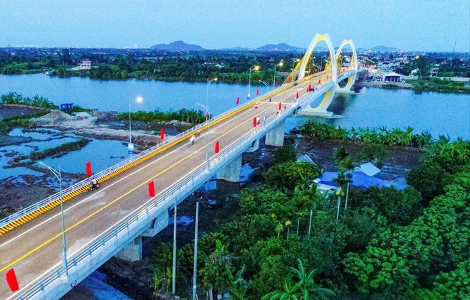 Hệ thống giao thông đồng bộ tạo thuận lợi khi hợp nhất Hải Dương - Hải Phòng. Đây là cầu Quang Thanh bắc qua sông Văn Úc kết nối huyện An Lão (TP. Hải Phòng) với huyện Thanh Hà (Hải Dương). Ảnh: Thành Chung