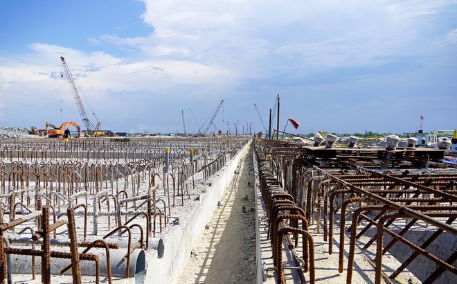 Dự án Khu bến cảng Mỹ Thuỷ đang thi công nhiều hạng mục quan trọng. Ảnh: Hồng Hà
