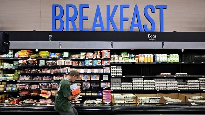 Theo Cơ quan Thống kê Lao động Mỹ, chỉ số giá tiêu dùng (CPI) trong tháng 4/2025 đã tăng 0,2% theo mùa, đưa tỷ lệ lạm phát trong 12 tháng lên 2,3%, mức thấp nhất kể từ tháng 2/2021. Ảnh: AFP