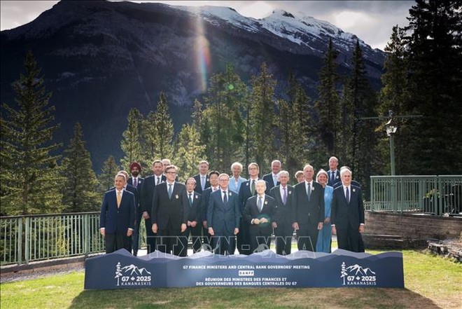 Các Bộ trưởng Tài chính và Thống đốc Ngân hàng trung ương Nhóm 7 nước công nghiệp phát triển (G7) chụp ảnh chung tại hội nghị ở Banff, Alberta, Canada ngày 21/5/2025. Ảnh: REUTERS/TTXVN