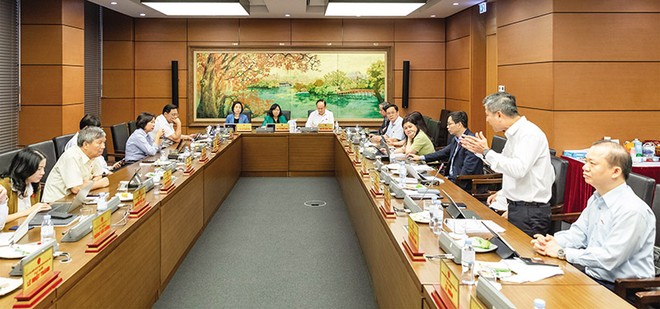 Phiên thảo luận về kinh tế - xã hội tại tổ 1. Ảnh: P.T