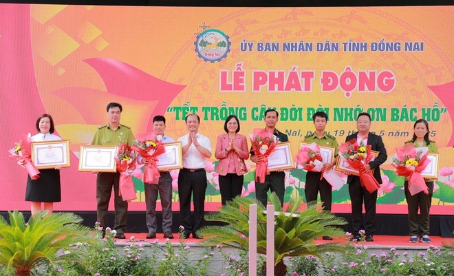 Đại diện C.P. Việt Nam (thứ 2 từ phải sang) nhận bằng khen từ UBND tỉnh Đồng Nai.