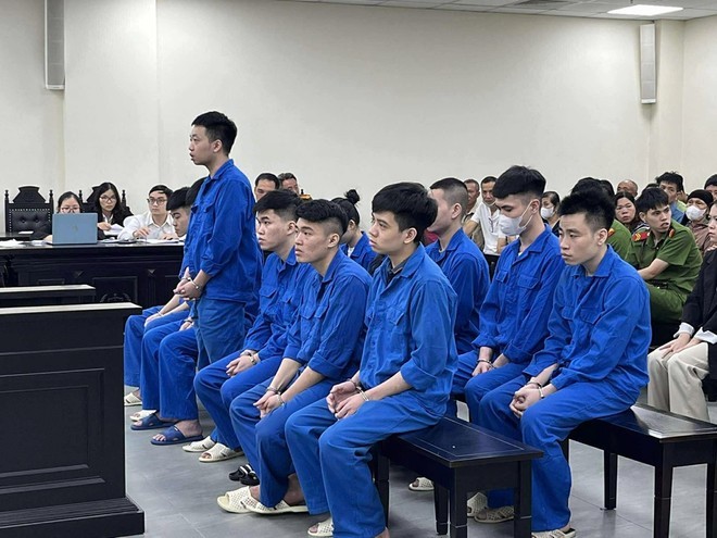 Các đối tượng giả danh bác sĩ, lừa bán thuốc bị đưa ra xét xử.