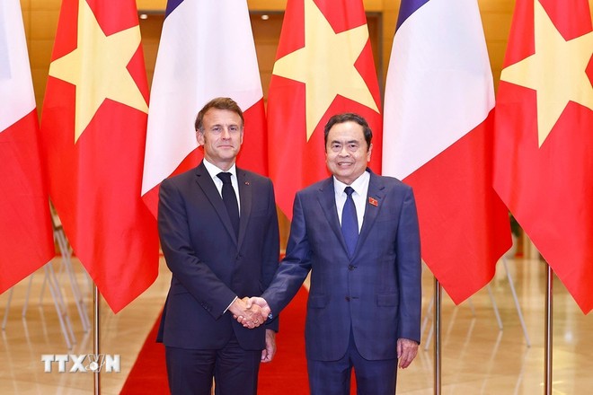 Chủ tịch Quốc hội Trần Thanh Mẫn và Tổng thống Pháp Emmanuel Macron. Ảnh: TTXVN 