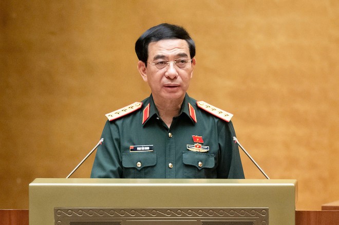 Bộ trưởng Bộ Quốc phòng Phan Văn Giang trình dự án Luật Tình trạng khẩn cấp. 