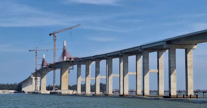 Dự án Cầu qua biển Thuận An đang có tiến độ thi công và giải ngân tốt tại Huế. Ảnh: Minh Hạnh