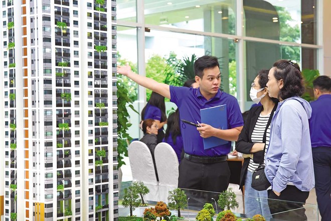 Khách hàng đi tìm mua căn hộ, nhưng phần đông chỉ tham khảo và chờ đợi vì giá đang cao. Ảnh: V.D 