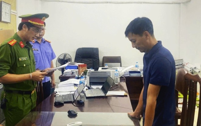 Cơ quan tố tụng công bố các quyết định với đối tượng Trần Văn Huân. Ảnh: Công an Hòa Bình