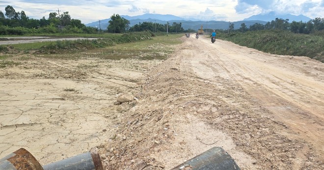 Công trường đường vành đai phía Bắc tỉnh Quảng Nam đoạn qua xã Điện Tiến (thị xã Điện Bàn) sau hơn 8 tháng thi công (ảnh chụp chiều 30/5/2025). Ảnh: Hà Minh