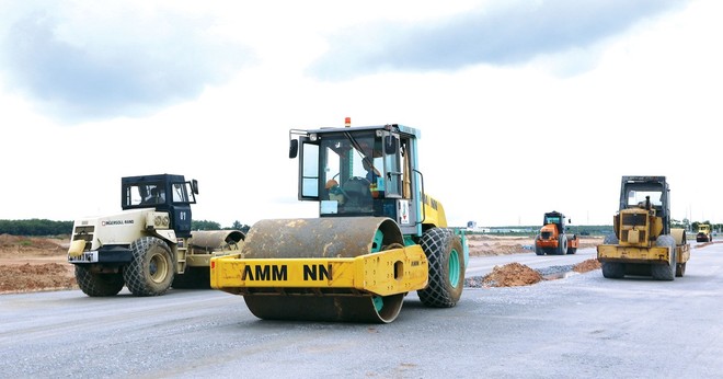 Bộ Tài chính nhấn mạnh việc ưu tiên đẩy nhanh tiến độ các dự án giao thông trọng điểm. Ảnh: Song Lê