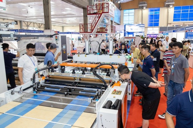 Triển lãm HanoiPlas 2025 thu hút đông đảo người tham quan trong ngày khai mạc.