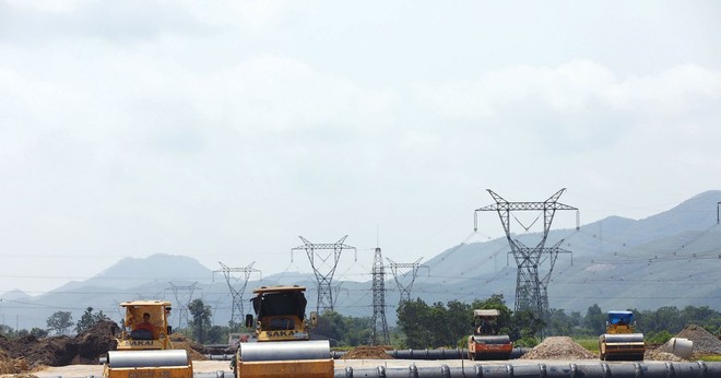 Phó Thủ tướng Hồ Đức Phớc yêu cầu các đơn vị liên quan đẩy nhanh bàn giao mặt bằng, bảo đảm tiến độ hoàn thành theo chỉ đạo của Thủ tướng Chính phủ. Ảnh: Tường Lâm