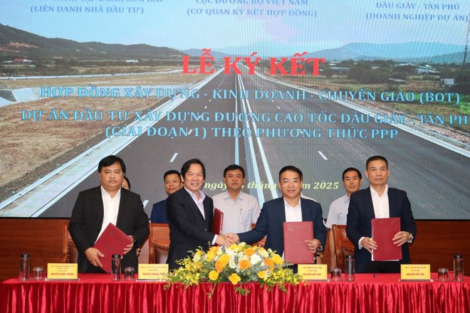 Quang cảnh lễ ký kết hợp đồng Dự án PPP cao tốc Dầu Giây - Tân Phú. 