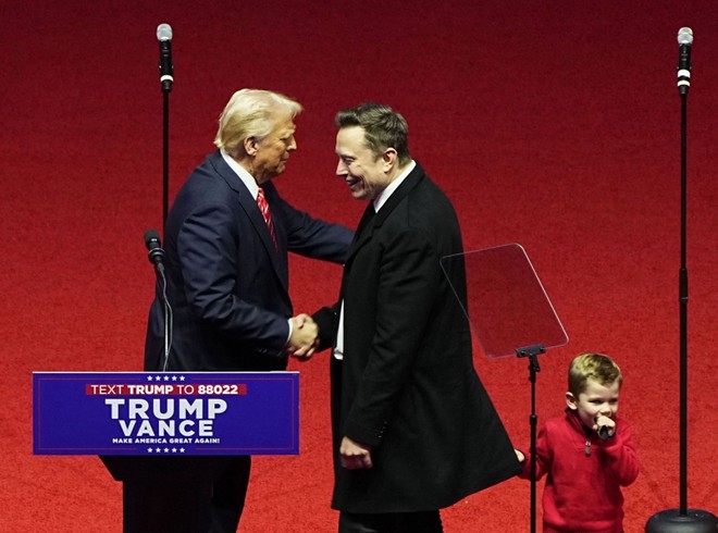 Tổng thống đắc cử Mỹ Donald Trump (trái) và Giám đốc điều hành Tesla Elon Musk tại buổi mít tinh ở Washington, D.C., ngày 19/1/2025. Ảnh: Kyodo/TTXVN