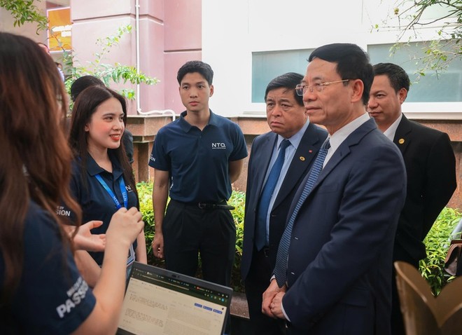 Phó thủ tướng Nguyễn Chí Dũng, Bộ trưởng Bộ KH&CN Nguyễn Mạnh Hùng cùng các đại biểu tham quan các gian hàng trình diễn sản phẩm KH&CN.