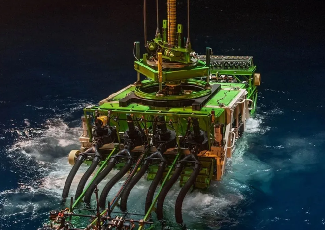 Một con robot biển sâu bắt đầu hạ xuống đáy đại dương. Ảnh: GSR